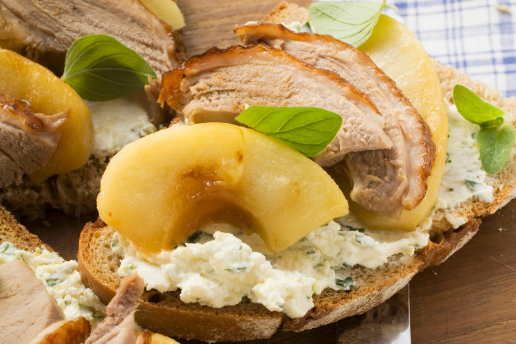 Toast au magret de canard fumé pour l’apéritif