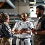 découvrez comment les microentrepreneurs transforment le secteur de la restauration face à la pénurie de main-d'œuvre. cette analyse met en lumière leurs stratégies innovantes pour le recrutement et leur rôle clé dans le redressement de l'industrie.